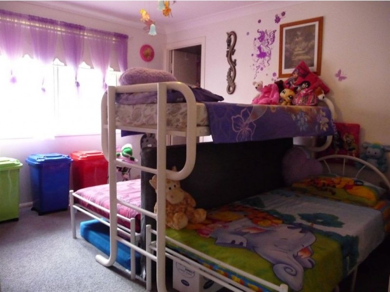 33 Wantana Cr, Edens Landing QLD 4207