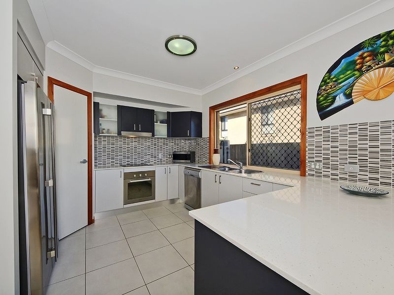 6 Long Island Dr, Windaroo QLD 4207