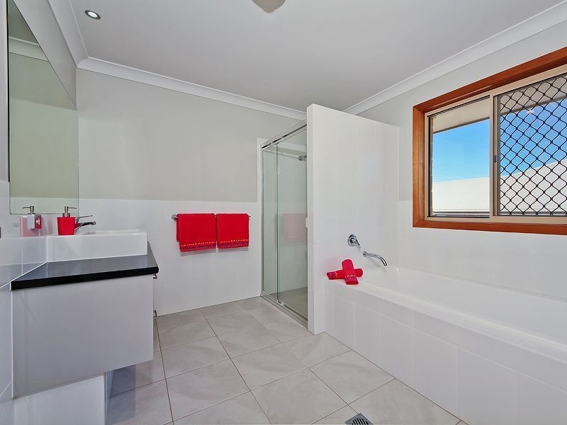 6 Long Island Dr, Windaroo QLD 4207