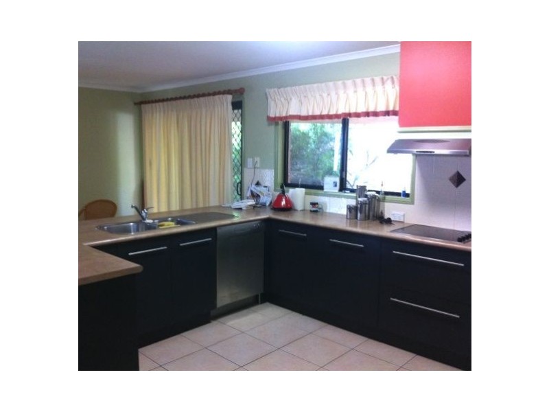 5 Clarke Close, Edens Landing QLD 4207