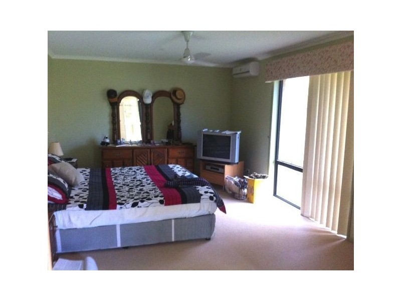 5 Clarke Close, Edens Landing QLD 4207