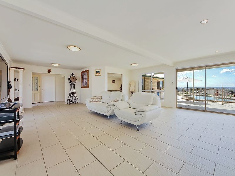 28 Hillside Cr, Edens Landing QLD 4207