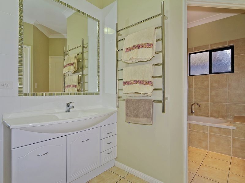 13 Barnhill Tce, Edens Landing QLD 4207