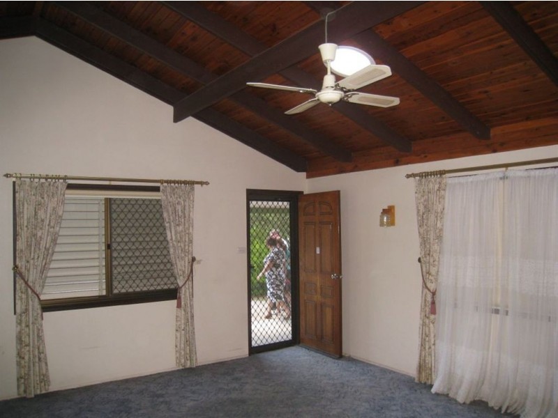 8 Thoms Cr, Mount Warren Park QLD 4207