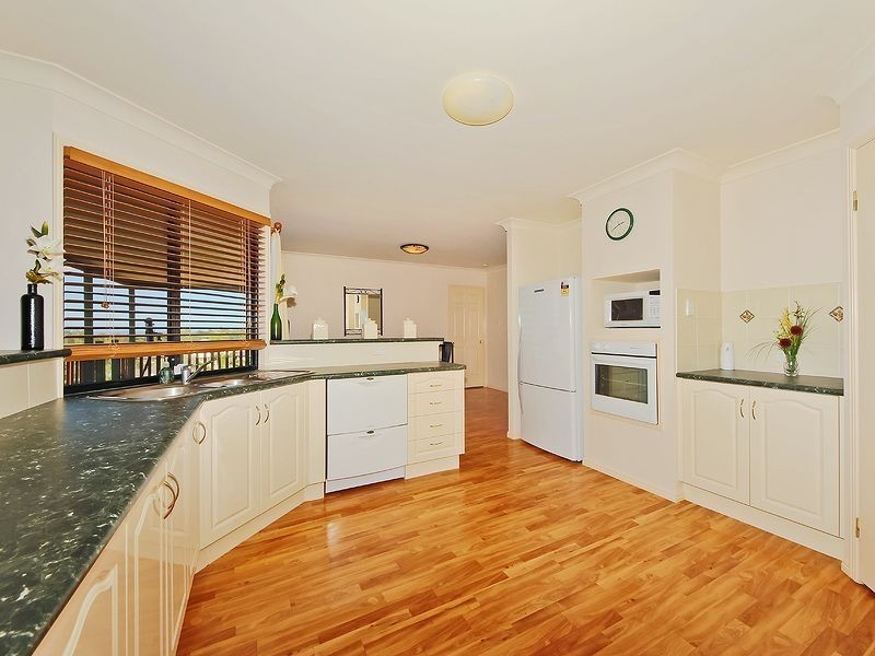 9 Barnhill Tce, Edens Landing QLD 4207