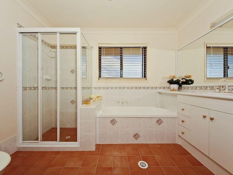 9 Barnhill Tce, Edens Landing QLD 4207