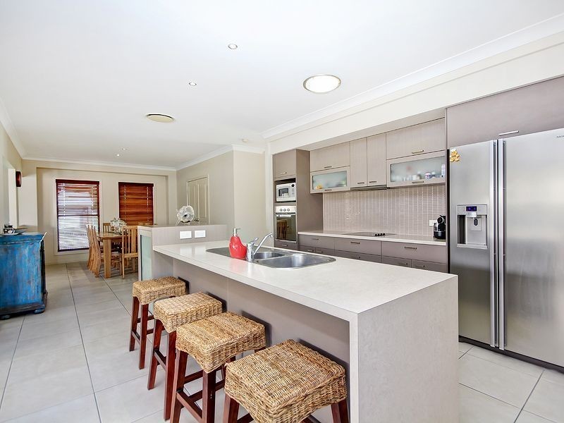 30 Lake Breeze Drive, Windaroo QLD 4207