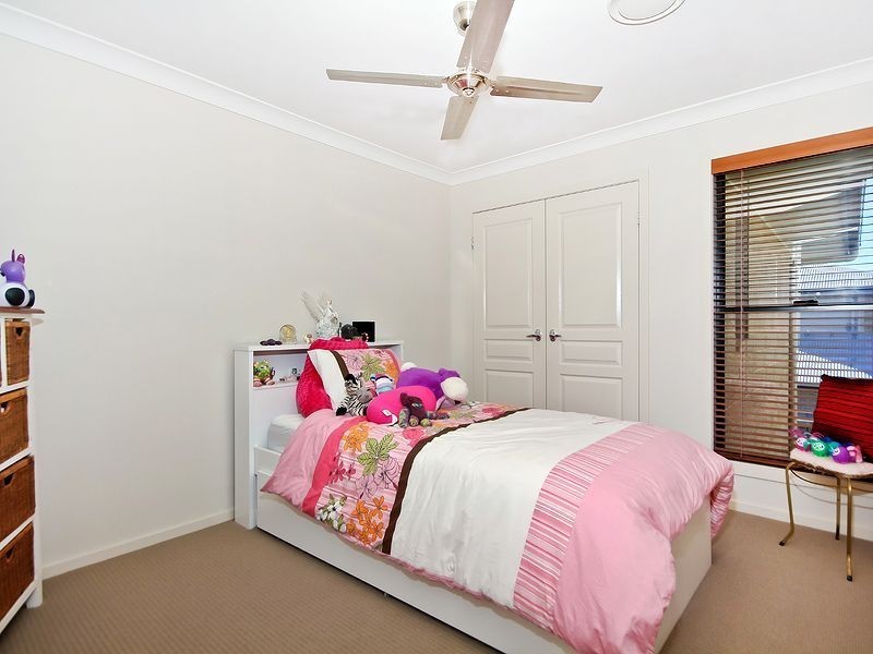 30 Lake Breeze Drive, Windaroo QLD 4207