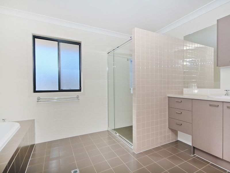 30 Lake Breeze Drive, Windaroo QLD 4207