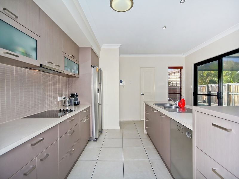 30 Lake Breeze Drive, Windaroo QLD 4207
