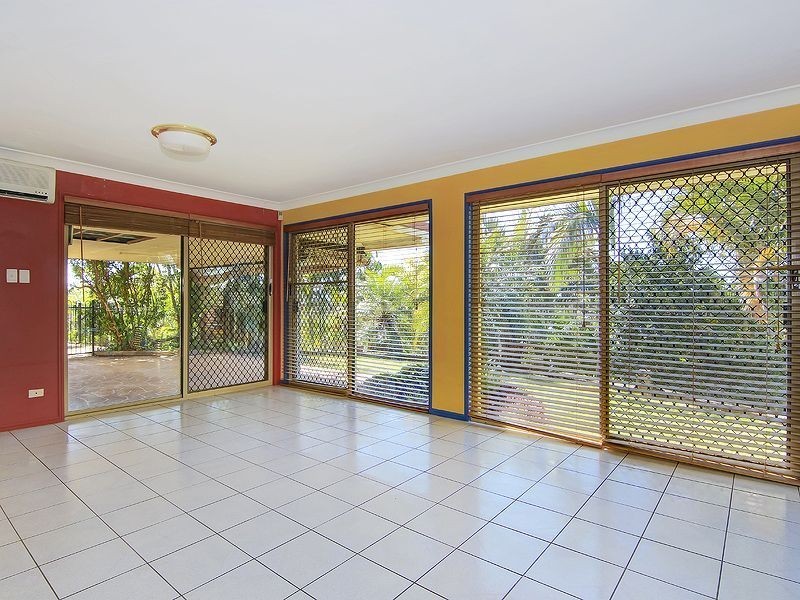 8 Wantana Cres, Edens Landing QLD 4207