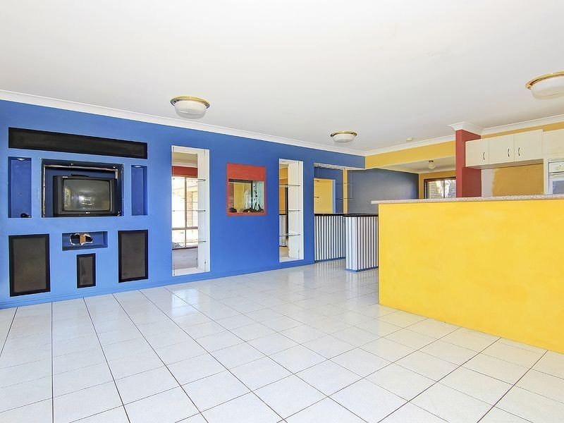 8 Wantana Cres, Edens Landing QLD 4207