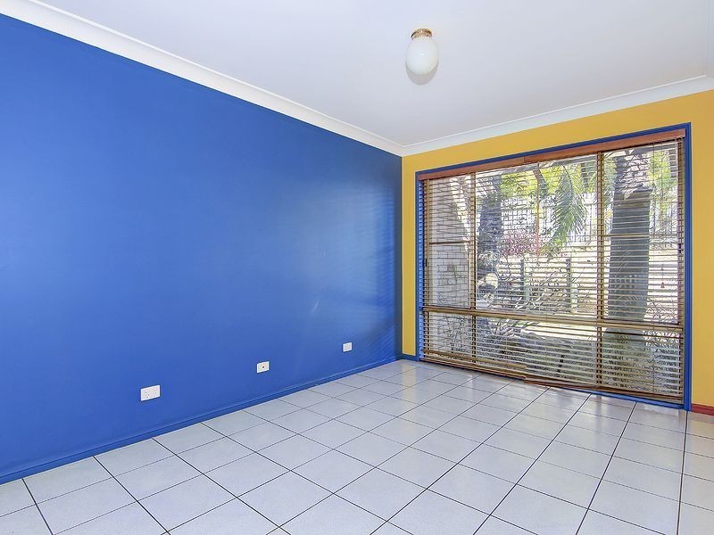 8 Wantana Cres, Edens Landing QLD 4207