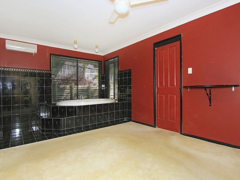 8 Wantana Cres, Edens Landing QLD 4207