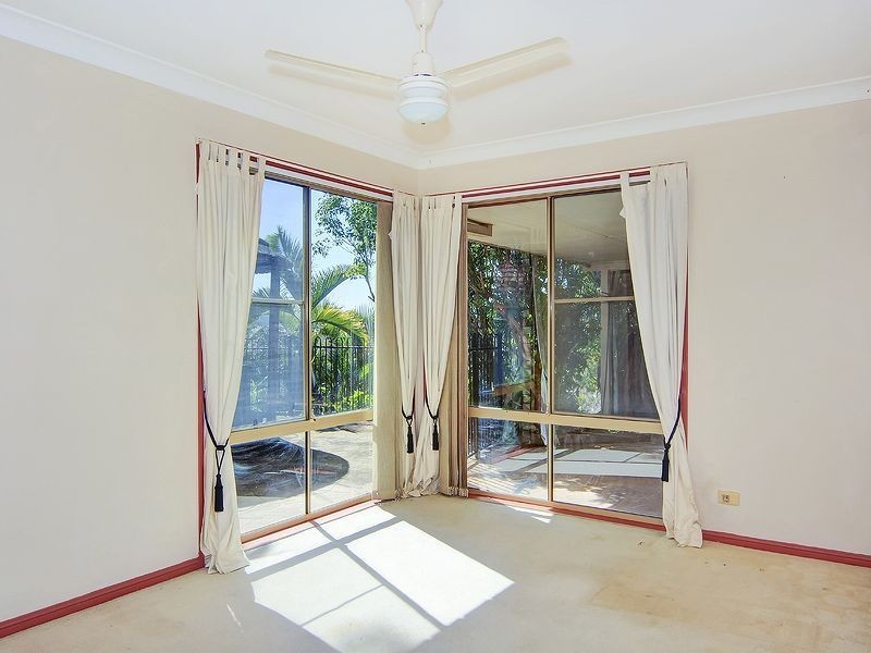 8 Wantana Cres, Edens Landing QLD 4207