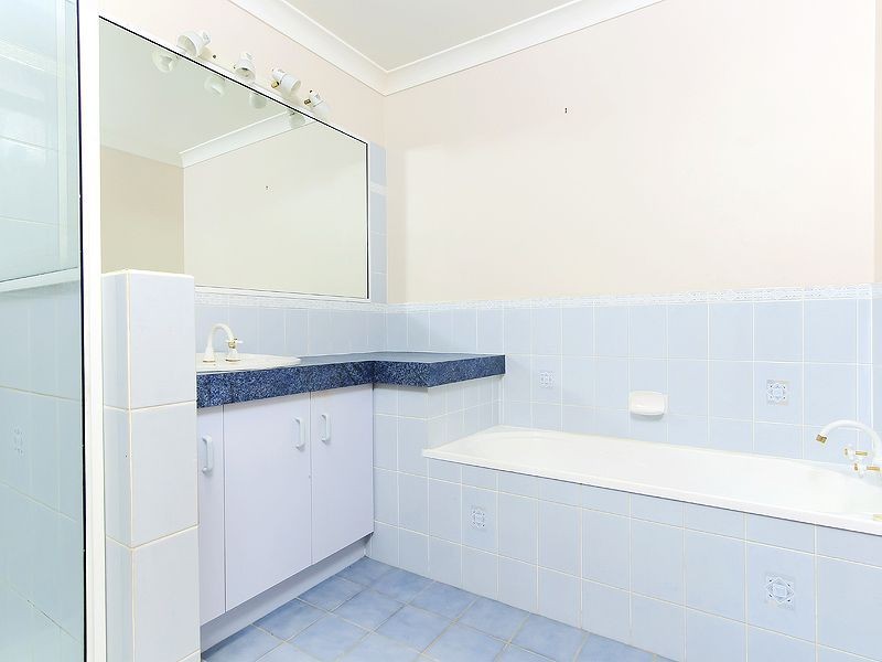 8 Wantana Cres, Edens Landing QLD 4207