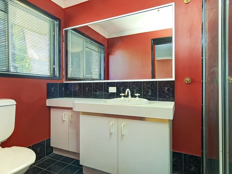 8 Wantana Cres, Edens Landing QLD 4207