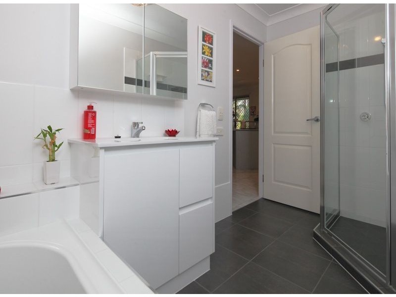 27 Lynette Ct, Buccan QLD 4207