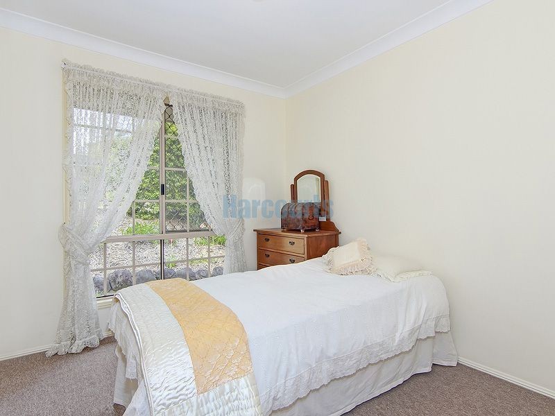 1 Tregana Cct, Edens Landing QLD 4207