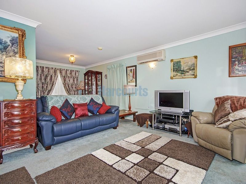 27 Duesbury Cr, Edens Landing QLD 4207