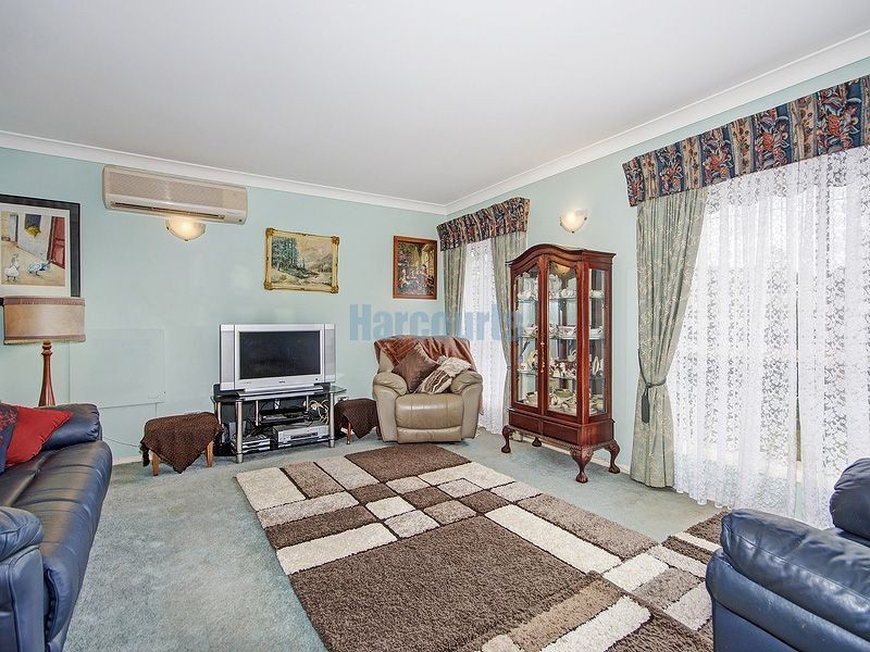 27 Duesbury Cr, Edens Landing QLD 4207