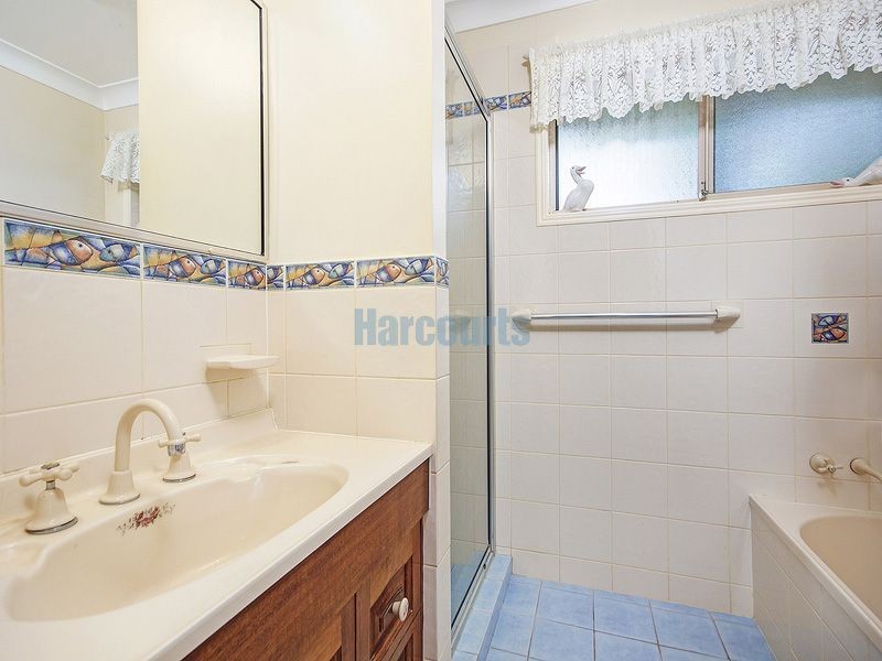 27 Duesbury Cr, Edens Landing QLD 4207