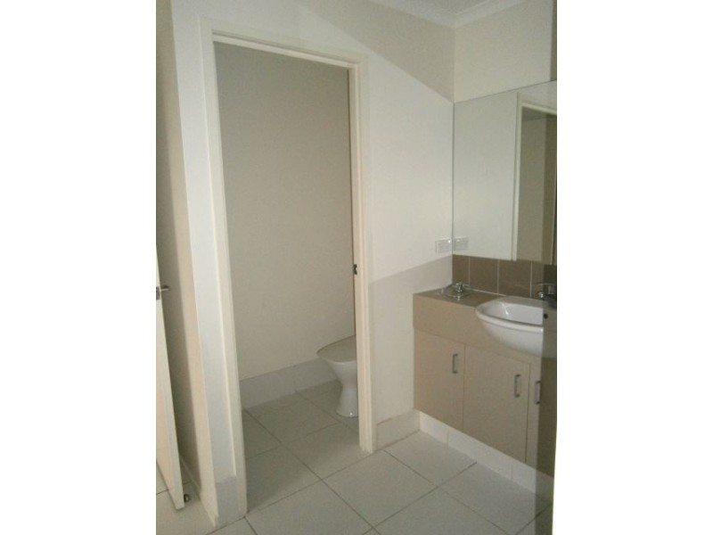1/64 Castile Cres, Edens Landing QLD 4207