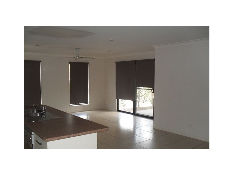 2/2 Wyndham Circuit, Holmview QLD 4207