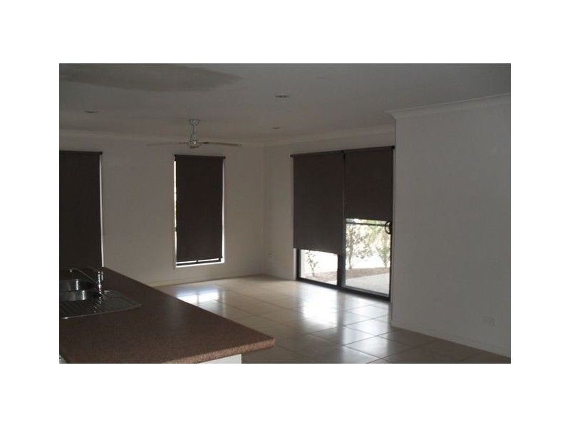 2/2 Wyndham Circuit, Holmview QLD 4207