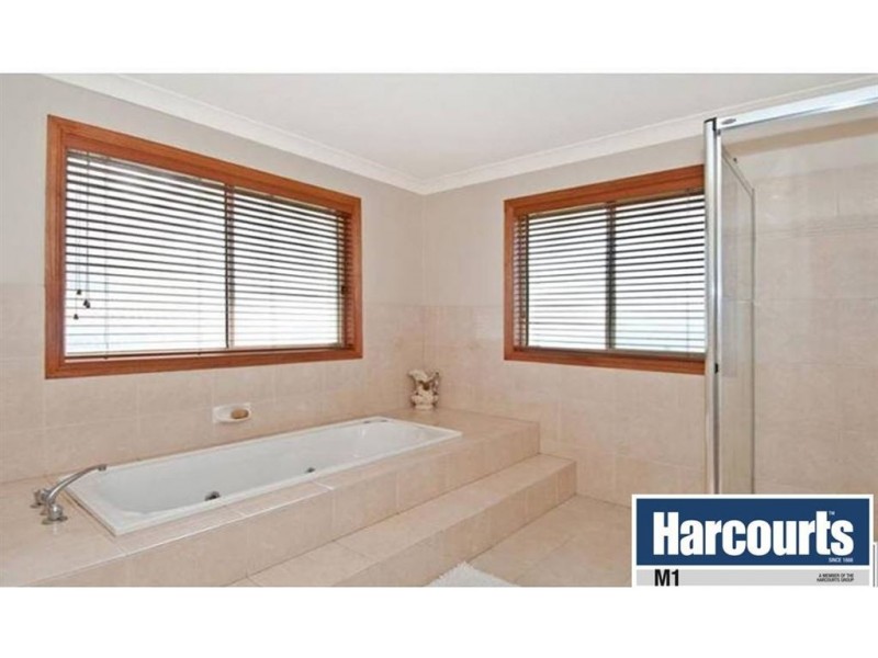 4 Riverside Tce, Windaroo QLD 4207