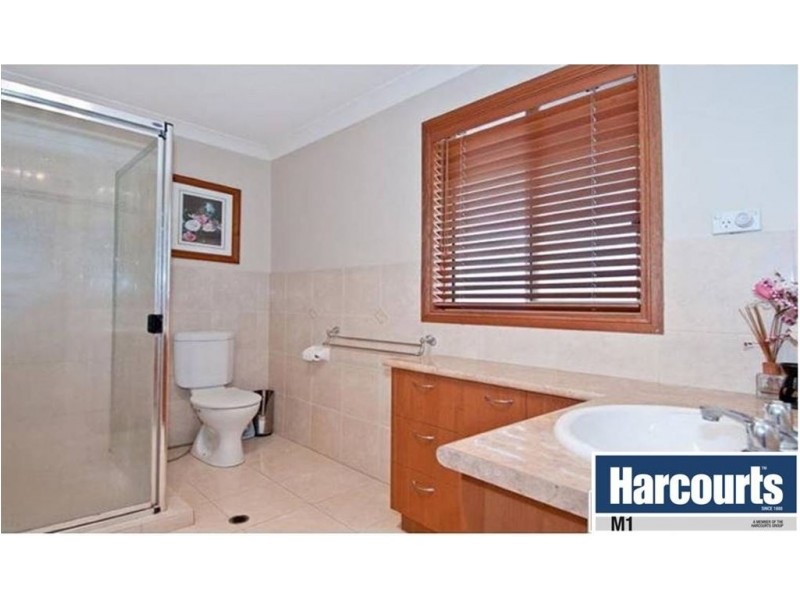 4 Riverside Tce, Windaroo QLD 4207