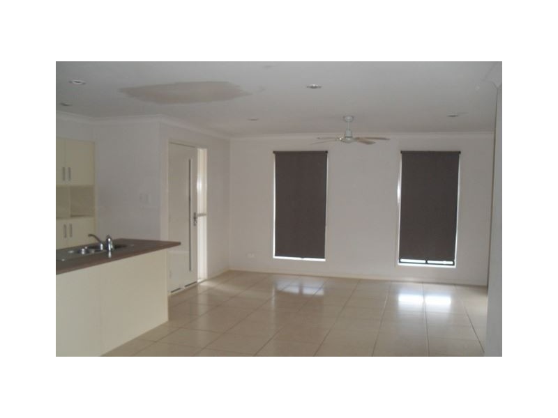 2/2 Wyndham Circuit, Holmview QLD 4207