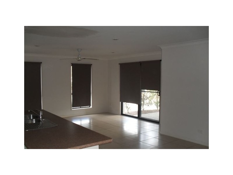 2/2 Wyndham Circuit, Holmview QLD 4207