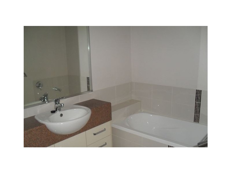 2/2 Wyndham Circuit, Holmview QLD 4207