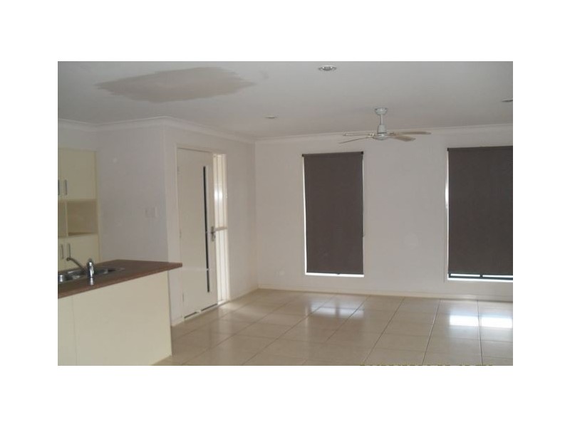 2/2 Wyndham Circuit, Holmview QLD 4207