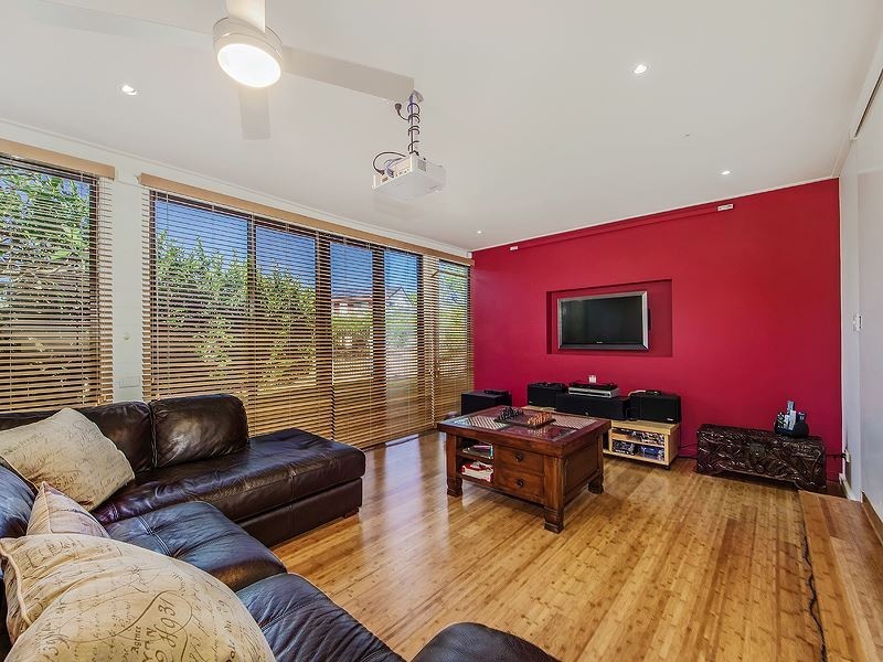 74 Colonsay Street, Middle Park QLD 4074