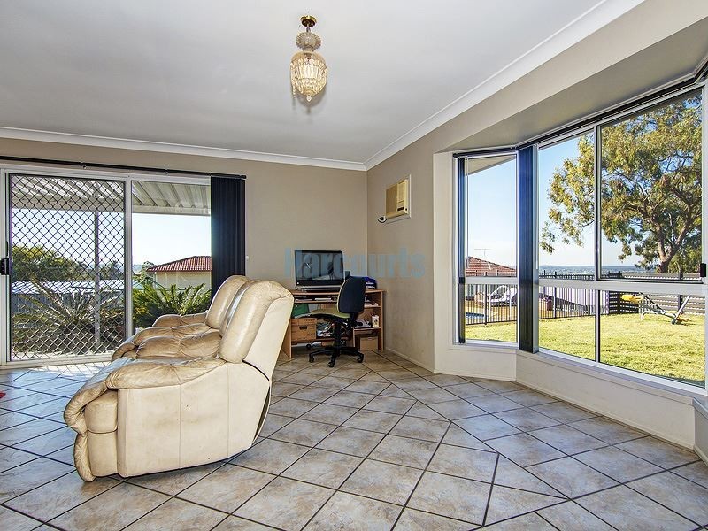 32 Hillside Crescent, Edens Landing QLD 4207