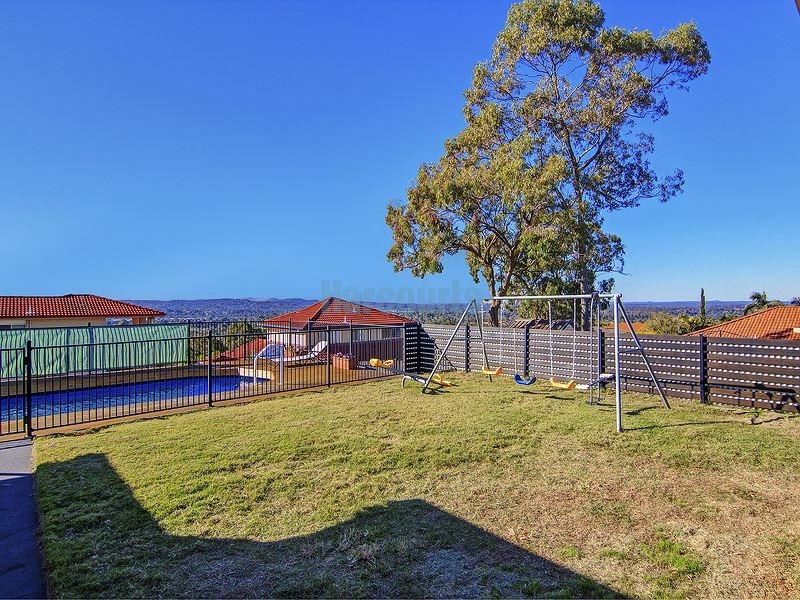 32 Hillside Crescent, Edens Landing QLD 4207