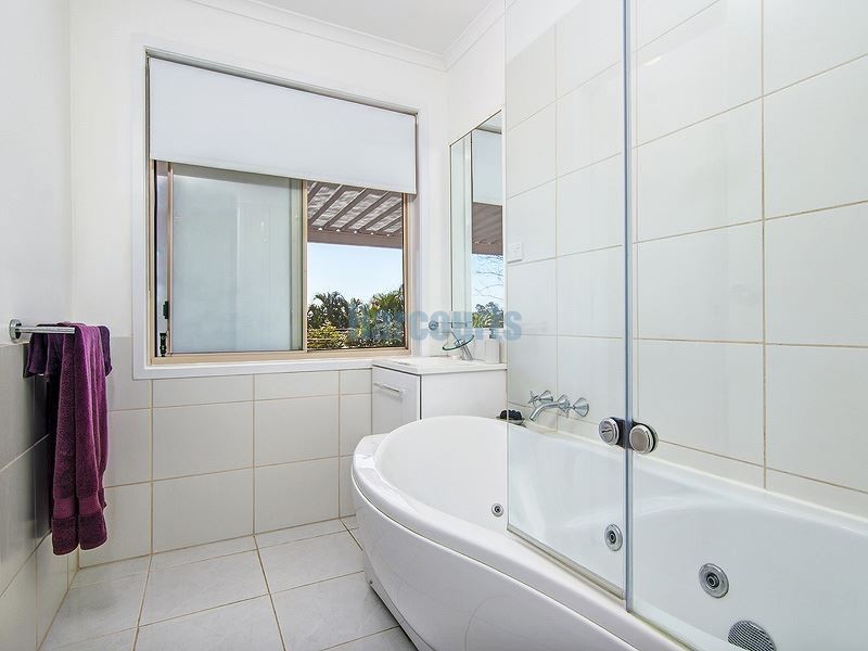 27 Wantana Cres, Edens Landing QLD 4207