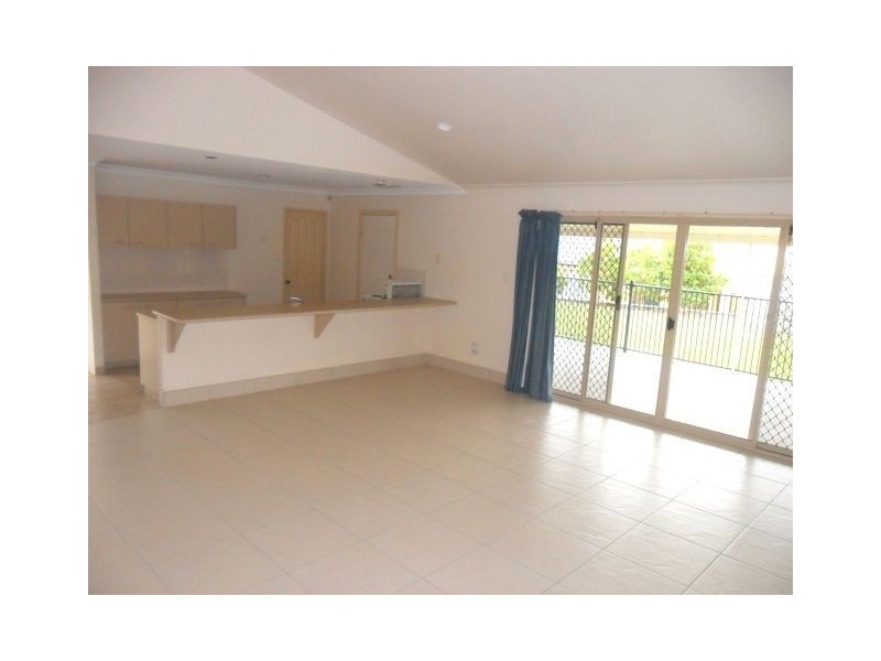 6 Valerie Close, Edens Landing QLD 4207