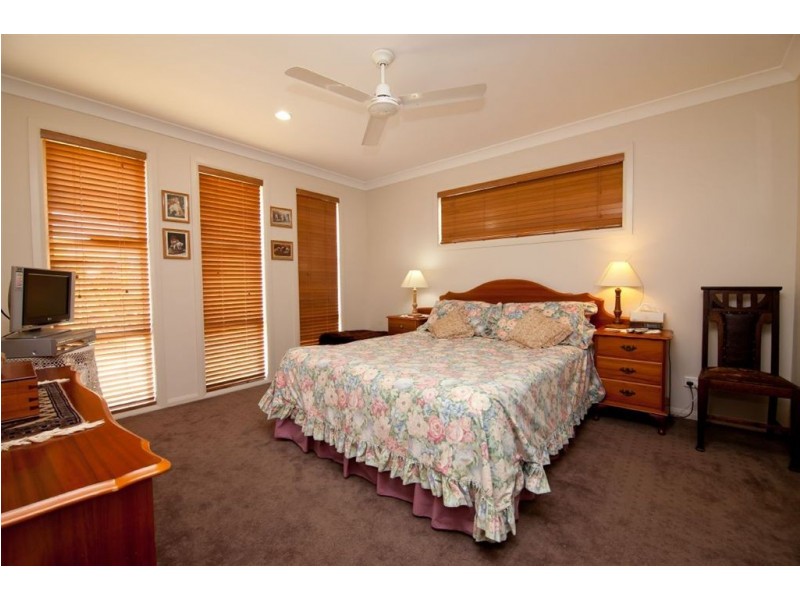 3 Sangster Cr, Pacific Pines QLD 4211