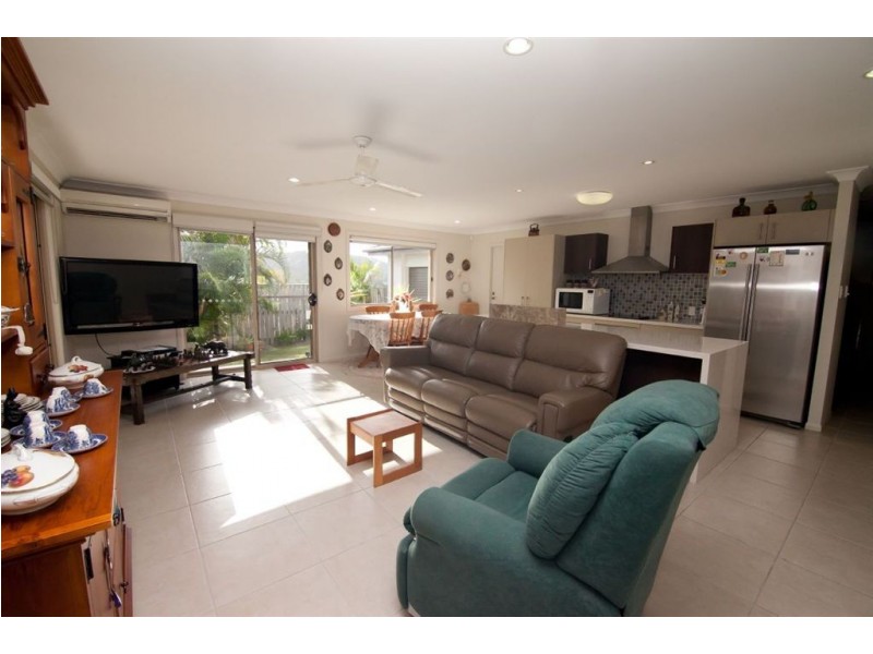 3 Sangster Cr, Pacific Pines QLD 4211