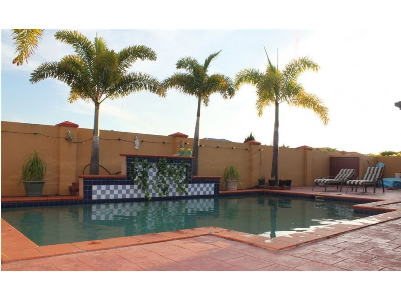 42 Arbuthnot Parade, Benowa Waters QLD 4217