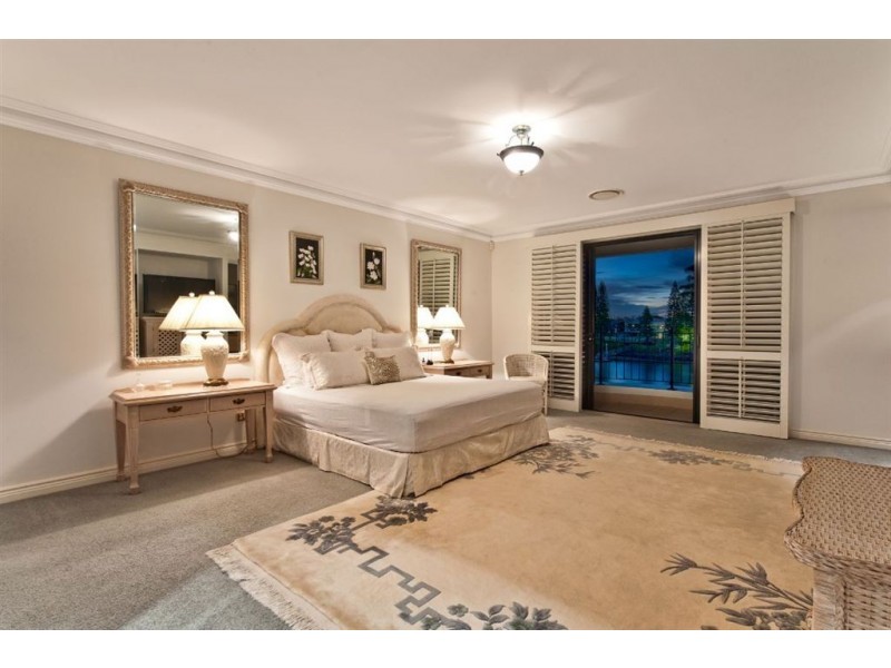 9 Ipsley Drive, Broadbeach Waters QLD 4218