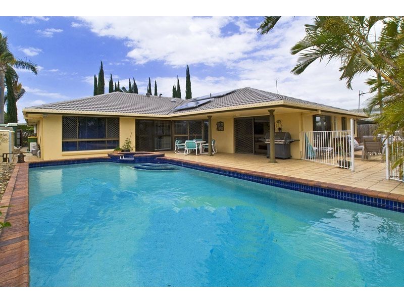 9 Rannock Ave, Benowa Waters QLD 4217
