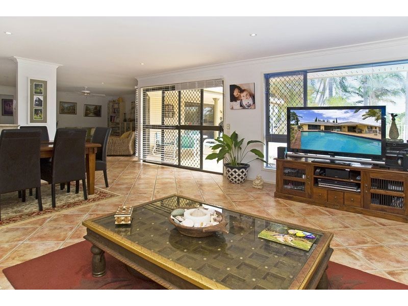 9 Rannock Ave, Benowa Waters QLD 4217