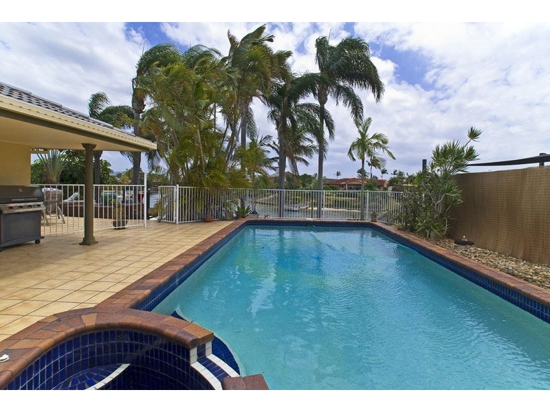 9 Rannock Ave, Benowa Waters QLD 4217