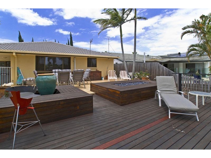 9 Rannock Ave, Benowa Waters QLD 4217