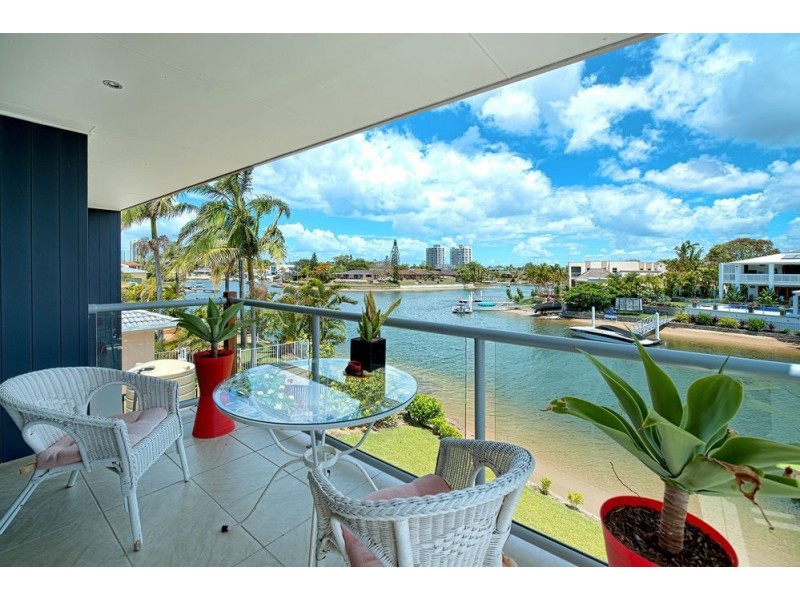 7 Tumbi Street, Broadbeach Waters QLD 4218