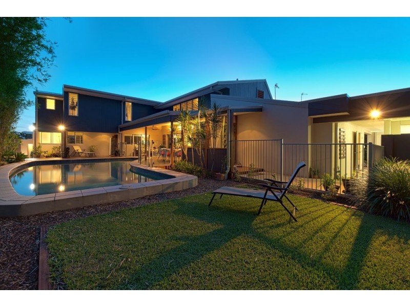7 Tumbi Street, Broadbeach Waters QLD 4218